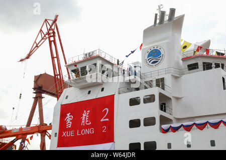 Le premier construit sur le navire de recherche polaire et de brise-glace Xuelong '2' se prépare à prendre de l'eau au chantier naval Jiangnan à Chongming's Changxing Banque D'Images