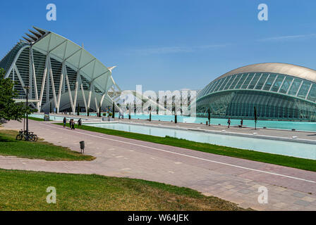 Juillet 27, 2019 - VALENCIA, Espagne. Le Musée des Sciences Prince Felipe (2000) et l'Hemisferic planétarium (1998) font partie de la ville des arts et des Sciences, Banque D'Images