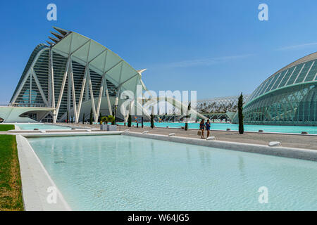 Juillet 27, 2019 - VALENCIA, Espagne. Le Musée des Sciences Prince Felipe (2000) et l'Hemisferic planétarium (1998) font partie de la ville des arts et des Sciences, Banque D'Images