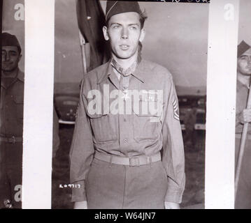 T/Sgt Currey, Francis S., Co. K 120e Régiment d'infanterie du nourrisson, 30e Division d'Hurleysville NY, porte la médaille d'honneur qui lui a été présenté au Camp Oklahoma City centre de redéploiement près de Reims, en France, par le général de Leland S. Hobbs, CG, 30e division d'infanterie, pour arrêter une attaque allemande sur son entreprise pendant la bataille des Ardennes. Banque D'Images