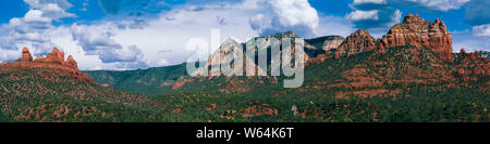 Avis de Sedona, Arizona avec Butte, le banc, la tête de chameau et Snoopy Rock. Banque D'Images