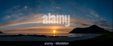 Soleil de Minuit, Skagsanden beach, Flakstad, îles Lofoten, Norvège. Banque D'Images