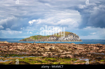 L'île de Craigleith de l'Orient Bay, North Berwick, East Lothian, en Ecosse. Mer du Nord. L'île de Craigleith est colonie d'oiseaux de mer. Banque D'Images