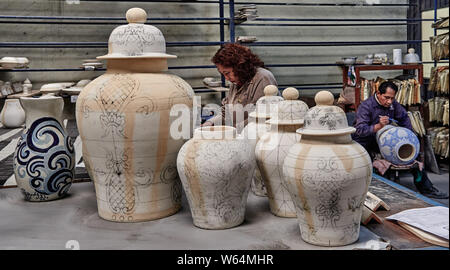 Mexique, ville de Puebla, mature man painting pottery vase de l'Uriarte house, au Mexique. Banque D'Images