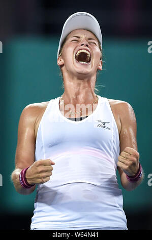Yulia Putintseva du Kazakhstan réagit après la défaite de la Pera Bernarda USA dans leur match de demi-finale au cours de la WTA Guangzhou International Women's Banque D'Images