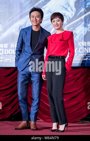 L'actrice chinoise Li Sun, droite, et son mari l'acteur Deng Chao assister à une première activité pour leur nouveau film 'Shadow' réalisé par réalisateur chinois Zhang Banque D'Images