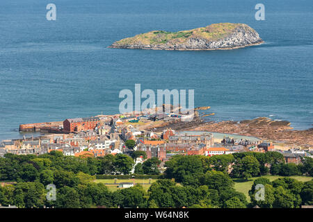 Vue sur Craigleith et North Berwick au-dessus de North Berwick Law, East Lothian, en Ecosse. UK. Craigleith est lieu où vivre colonie de macareux Banque D'Images