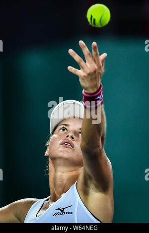 Yulia Putintseva du Kazakhstan contre sert de la Pera Bernarda USA dans leur match de demi-finale au cours de la WTA Guangzhou International Women's Open 20 Banque D'Images