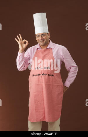 Portrait d'un chef showing OK sign Banque D'Images