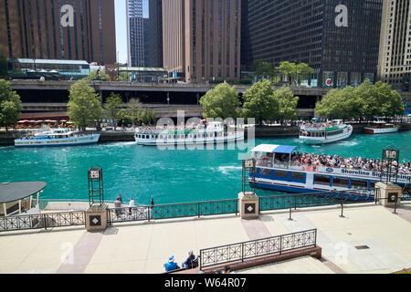 Chicago River Cruise boats docked in downtown Chicago IL États-unis Banque D'Images