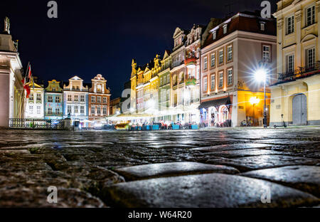 Poznan / Pologne - Vieille ville de nuit, paysage urbain et lumières colorées de la Place du Marché (Stary Rynek) Banque D'Images