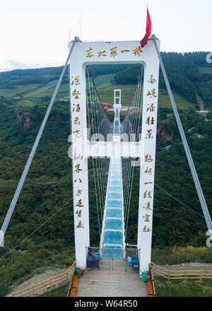 Vue aérienne d'une suspension à fond de verre pont enjambant la longueur de près de quatre terrains de football à travers un canyon en Benxi, ville du nord-est de la Chine. Banque D'Images