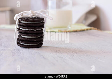 De délicieux cookies au chocolat avec crème vanille et verre de lait frais en arrière-plan/ artwork de sweet petit-déjeuner sain Banque D'Images