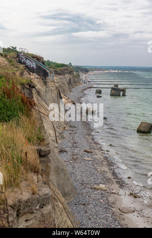 Côte de la mer Baltique allemande avec des dunes de sable, d'herbe, de l'eau et ciel bleu Banque D'Images