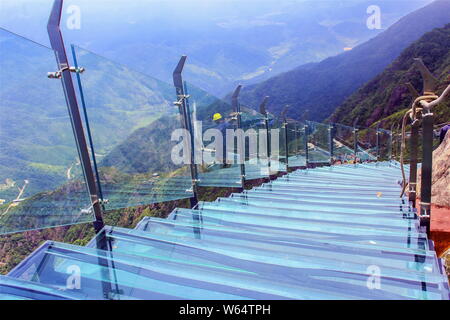 Vue de la Chine, premier escalier à fond de verre le long d'une falaise à Qingyuan city, province de Guangdong, Chine du Sud, 26 août 2018. Le premier g Banque D'Images