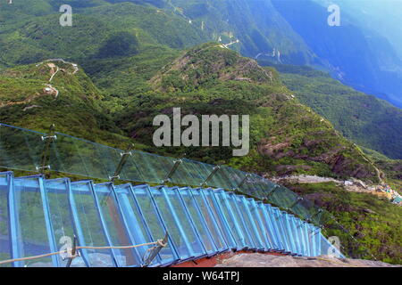 Vue de la Chine, premier escalier à fond de verre le long d'une falaise à Qingyuan city, province de Guangdong, Chine du Sud, 26 août 2018. Le premier g Banque D'Images