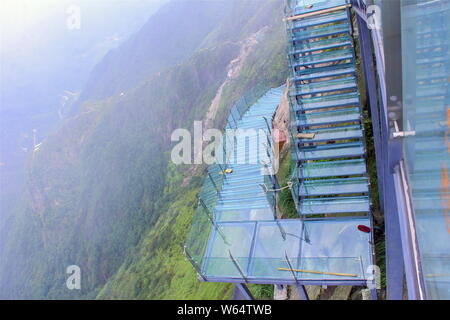 Vue de la Chine, premier escalier à fond de verre le long d'une falaise à Qingyuan city, province de Guangdong, Chine du Sud, 26 août 2018. Le premier g Banque D'Images