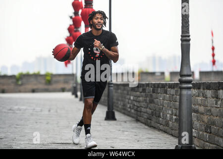 Star de la NBA Derrick Rose de Minnesota Timberwolves joue au basketball à l'Xi'an Circumvallation de dynastie Ming à Xi'an, ville du nord-ouest de la Chine de Shaanxi Banque D'Images