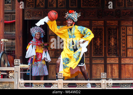 Star de la NBA Derrick Rose de Minnesota Timberwolves portant des costumes d'opéra Qinqiang chinois effectue dans la ville de Xi'an, province du Shaanxi du nord-ouest de la Chine, 8 Banque D'Images