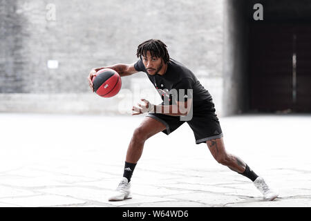 Star de la NBA Derrick Rose de Minnesota Timberwolves joue au basketball à l'Xi'an Circumvallation de dynastie Ming à Xi'an, ville du nord-ouest de la Chine de Shaanxi Banque D'Images