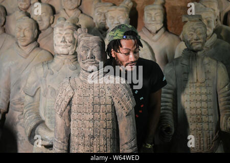 Star de la NBA Derrick Rose de Minnesota Timberwolves visite le musée de la terre cuite à des soldats et des chevaux de l'empereur Qin Shihuang (Qins terra-cotta Banque D'Images