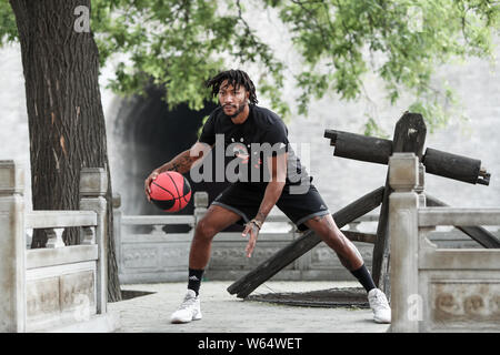 Star de la NBA Derrick Rose de Minnesota Timberwolves joue au basketball à l'Xi'an Circumvallation de dynastie Ming à Xi'an, ville du nord-ouest de la Chine de Shaanxi Banque D'Images