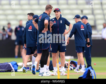 L'Angleterre Stuart Général (à gauche) et Joe durant la session Root filets à Edgbaston, Birmingham. Banque D'Images