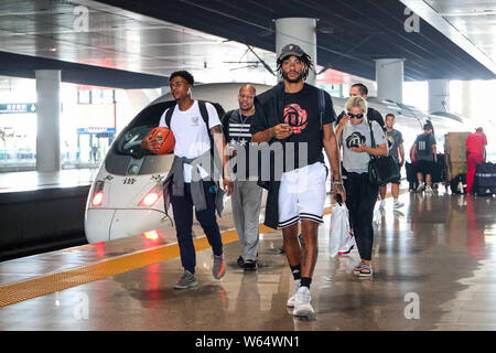 Star de la NBA Derrick Rose de Minnesota Timberwolves est photographié après son arrivée à la gare de Nanjing, Jiangsu province de Chine orientale, 6 circons Banque D'Images