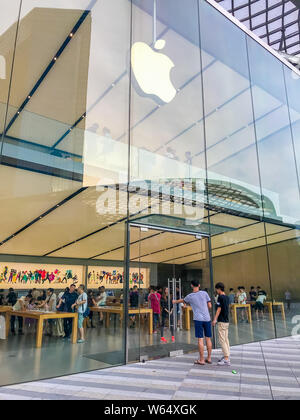 Les clients pénètrent dans un Apple Store dans la ville de Guangzhou, province du Guangdong en Chine du sud, le 26 juillet 2018. Apple Inc est devenu le premier $1 billion li publiquement Banque D'Images