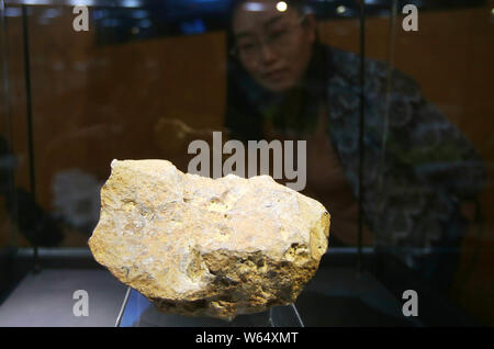 Une météorite, récupéré d'un météore qui s'est passé sur la boule de feu dans le ciel du sud-ouest de la ville de Jinghong, la province chinoise du Yunnan en juin, est sur l'affichage Banque D'Images