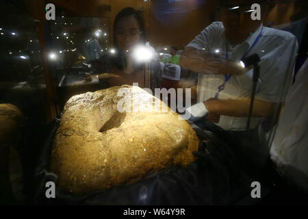 Un cratère de météorite, récupérés à partir d'un météore qui s'est passé sur la boule de feu dans le ciel du sud-ouest de la ville de Jinghong, la province chinoise du Yunnan en juin, est sur la d Banque D'Images