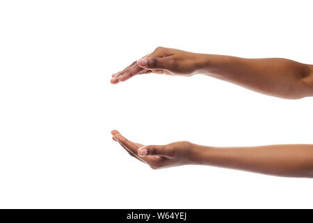 Black Woman's Hands Holding quelque chose d'isolé sur fond blanc Banque D'Images