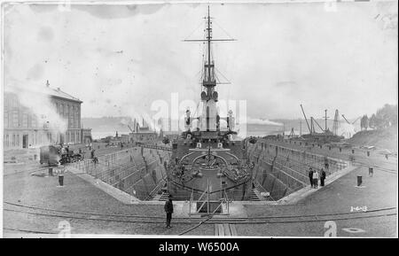 Dry Dock n°2, le USS Oregon au dock. Banque D'Images