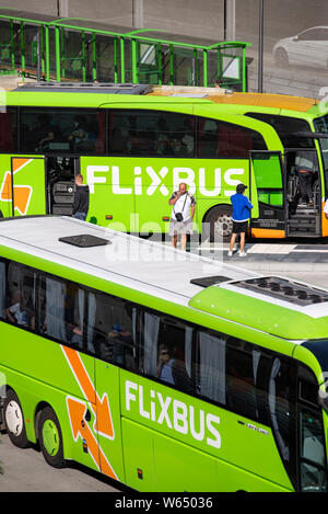 Flixbusses à la station de bus dans la région de Frankfurt am Main à la Stuttgarter Straße 26 Banque D'Images