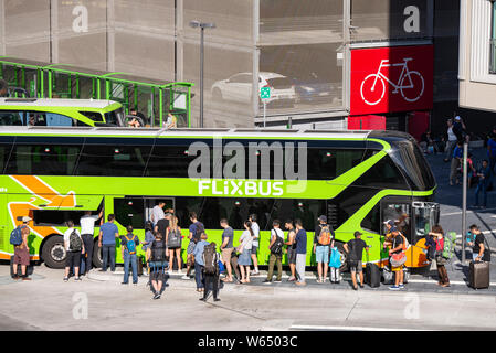 Flixbusses à la station de bus dans la région de Frankfurt am Main à la Stuttgarter Straße 26 Banque D'Images