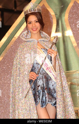 Héra Chan, gagnant du concours de Miss Hong Kong 2018, pose lors d'une conférence de presse à Hong Kong, Chine, 27 août 2018. Banque D'Images