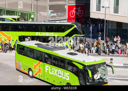 Flixbusses à la station de bus dans la région de Frankfurt am Main à la Stuttgarter Straße 26 Banque D'Images