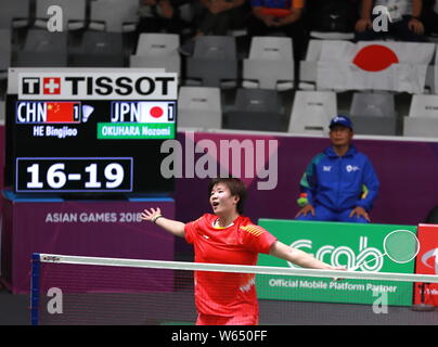 Il Bingjiao de Chine réagit comme elle est en concurrence avec Nozomi Okuhara du Japon dans leurs women's badminton des célibataires match final au cours de la des Jeux Asiatiques de 2018 Banque D'Images