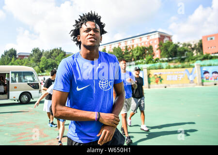 Star de la NBA De'Aaron Fox de Sacramento Kings assiste à un événement pour don de charité à Lingshui école primaire à Dalian, ville du nord-est de la Chine Liaoning provi Banque D'Images