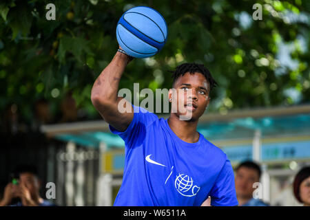 Star de la NBA De'Aaron Fox de Sacramento Kings assiste à un événement pour don de charité à Lingshui école primaire à Dalian, ville du nord-est de la Chine Liaoning provi Banque D'Images