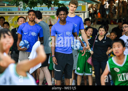 Star de la NBA De'Aaron Fox de Sacramento Kings, avant, assiste à un événement pour don de charité à Lingshui école primaire à Dalian, ville du nord-est de la Chine Liaoni Banque D'Images