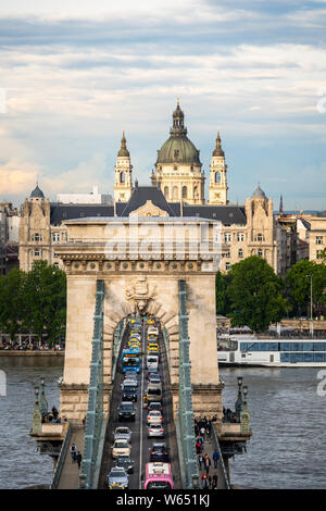 Budapest, Hongrie - le 27 mai 2019 : le trafic bloqué sur le célèbre Pont des chaînes Széchenyi sur le Danube au cœur de la vieille ville de Budapest en Hun Banque D'Images