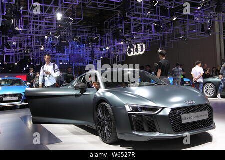 --FILE--visiteurs essayer une Audi R8 V10 sur le stand de performance Audi au 17ème Salon International de l'Automobile International de Shanghai, aussi k Banque D'Images