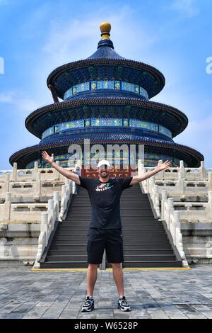 Star de la NBA Kevin Love des Cleveland Cavaliers pose pour des photos en face de la salle de prière pour les bonnes récoltes dans le Temple du Ciel, également connu sous le nom de Ti Banque D'Images