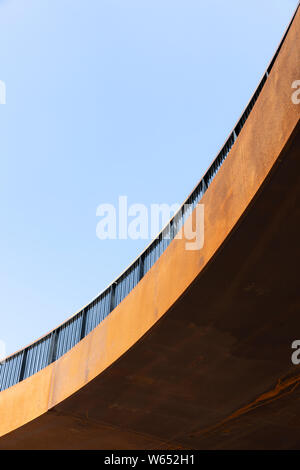 Vue de dessous de la passerelle en acier corten élevée à London Wall Place dans la ville de Londres, Royaume-Uni. Banque D'Images