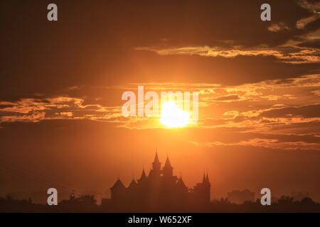 Une partie de la lune qui passe dans l'ombre du soleil pendant l'éclipse solaire partielle sur Harbin City, Heilongjiang province du nord-est de la Chine, le 11 août Banque D'Images