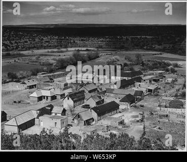 El Cerrito, San Miguel County, Nouveau Mexique. Le village de El Cerrito se trouve dans un pays coupé de poche ou . . . ; Portée et contenu : la légende complète se lit comme suit : El Cerrito, San Miguel County, Nouveau Mexique. Le village de El Cerrito se trouve dans une terre pocket coupé de la mesa de la Pecos river. Ici la torsion et tortueux de la rivière a fait une vallée presque circulaire entourée de falaises abruptes et les banques. Il y est juste prix pour le village - une trentaine de maisons de pierre et d'adobe - et quelques petits champs qui produisent la plus grande partie de ce qui est cultivé par les villageois. Tous les autres champs doivent être sèches f Banque D'Images