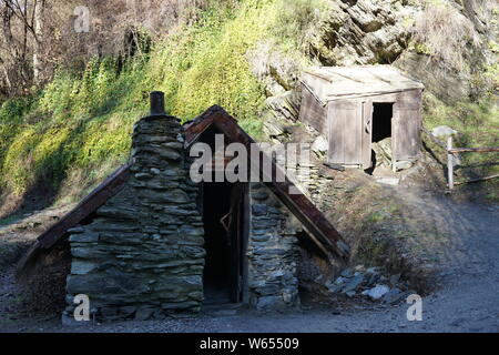 Belle maison ancienne de rochers de gold miner règlement chinois à Arrowtown Nouvelle-zélande vintage en couleur Jaune automne paysage pittoresque Banque D'Images