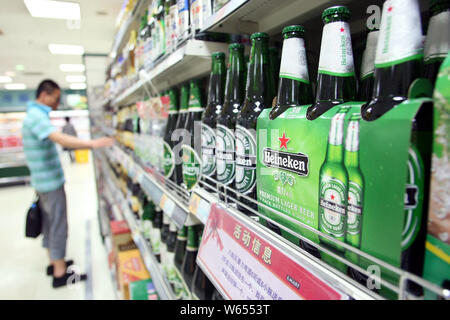 --FILE--bouteilles de la bière Heineken sont en vente dans un supermarché à Shanghai, Chine, le 26 avril 2011. China Resources Beer Co Ltd, le plus grand brasseur au Banque D'Images