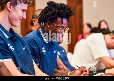 Star de la NBA De'Aaron Fox de Sacramento Kings assiste à une conférence de presse pour la fondation de bienfaisance Yao 2018 match entre la Chine et l'Étoile de la NBA à Dalian ci Banque D'Images